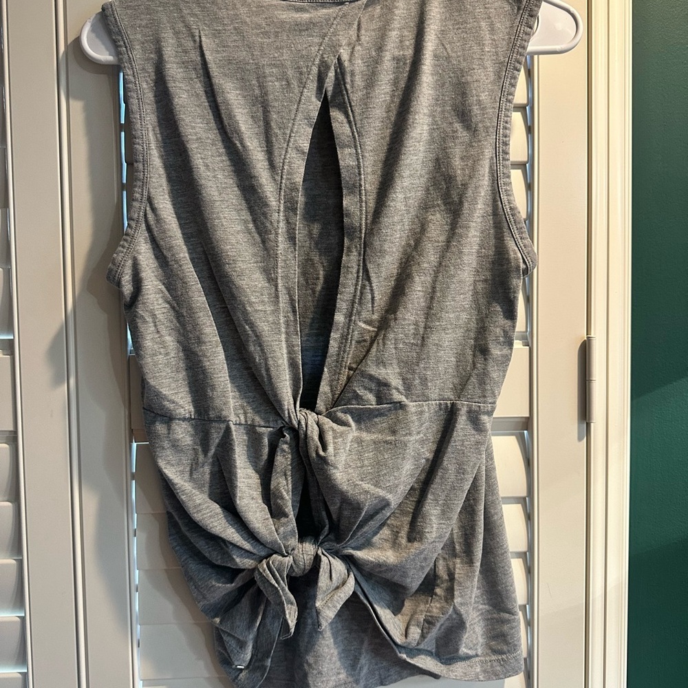 Fabletics Gray Muscle Tee for Women - Picture 2 of 3
